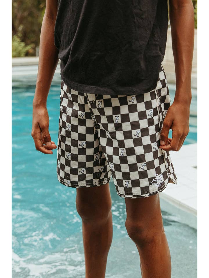 Seaesta Surf – wholesale Shorts – Kids – Seaesta Surf x Peanuts® Black & White Checkerboard Boardshorts / Strand2