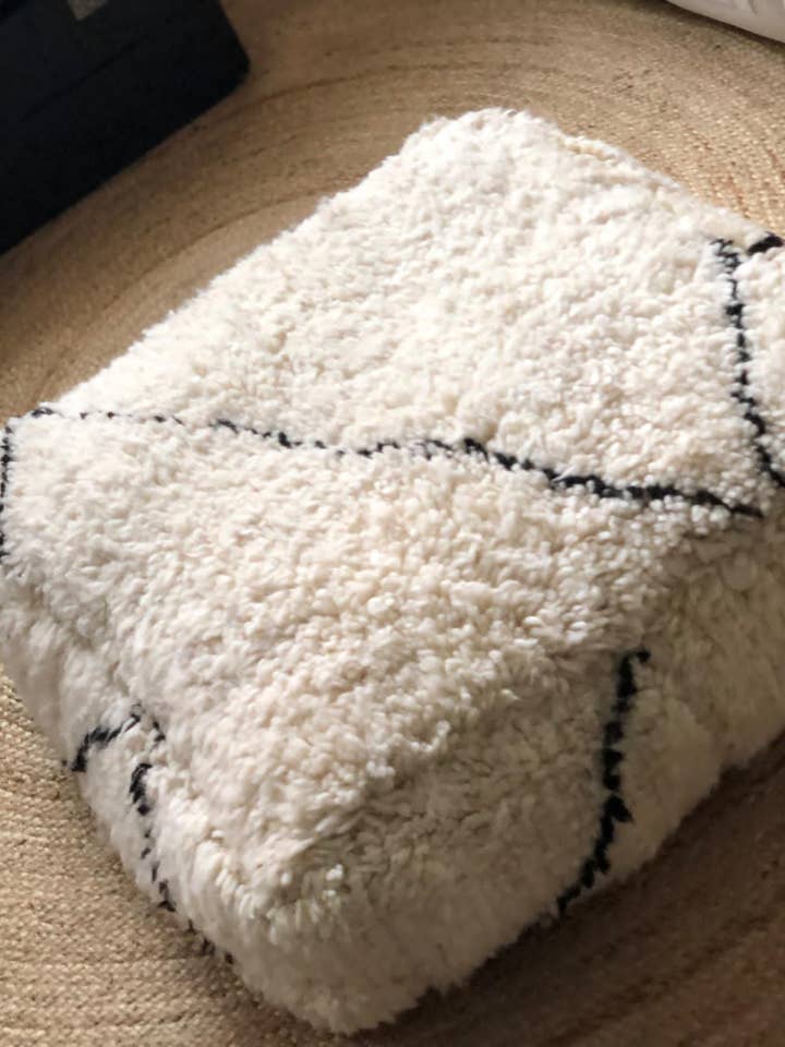 Pouf marocchino Beni Ouarain in tappeto vintage per la vendita all'ingrosso da parte di Tamegrouteshop