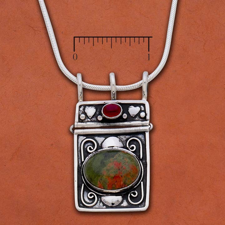 Ovaler Anhänger aus Unakit und Granat für den Großhandel von Tidepool