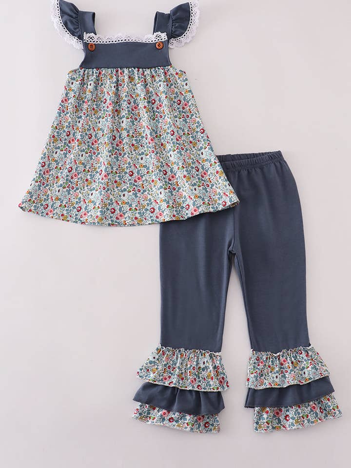 Blaues Wiesen-Charme-Spitzenrüschen-Hosenset für den Großhandel von Aspen Rain Boutique