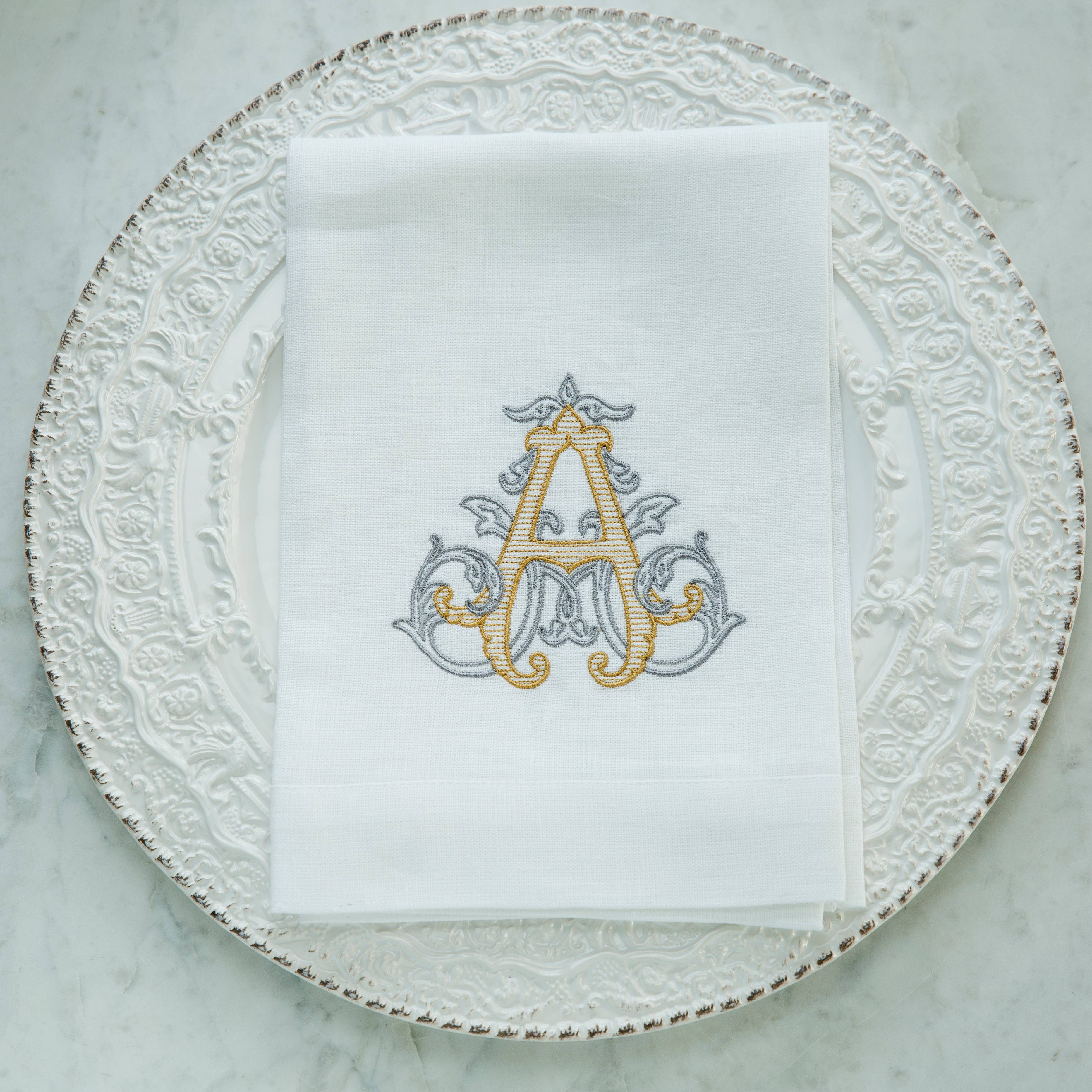 Arte Italica & Crown Linen Designs – Guardanapo e pano de jantar por atacado – Guardanapo Vintage Vine Monogram Tri-Dobre5