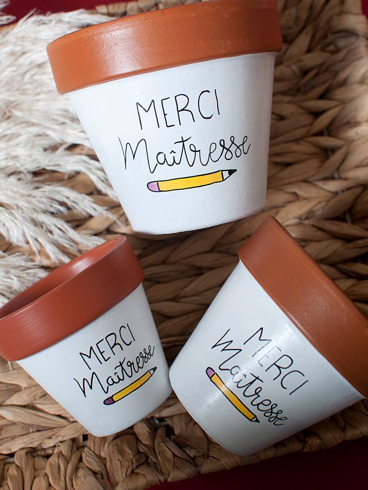 Vaso di fiori / Coprivaso in terracotta Grazie Maestra per la vendita all'ingrosso da parte di Happypots.fr