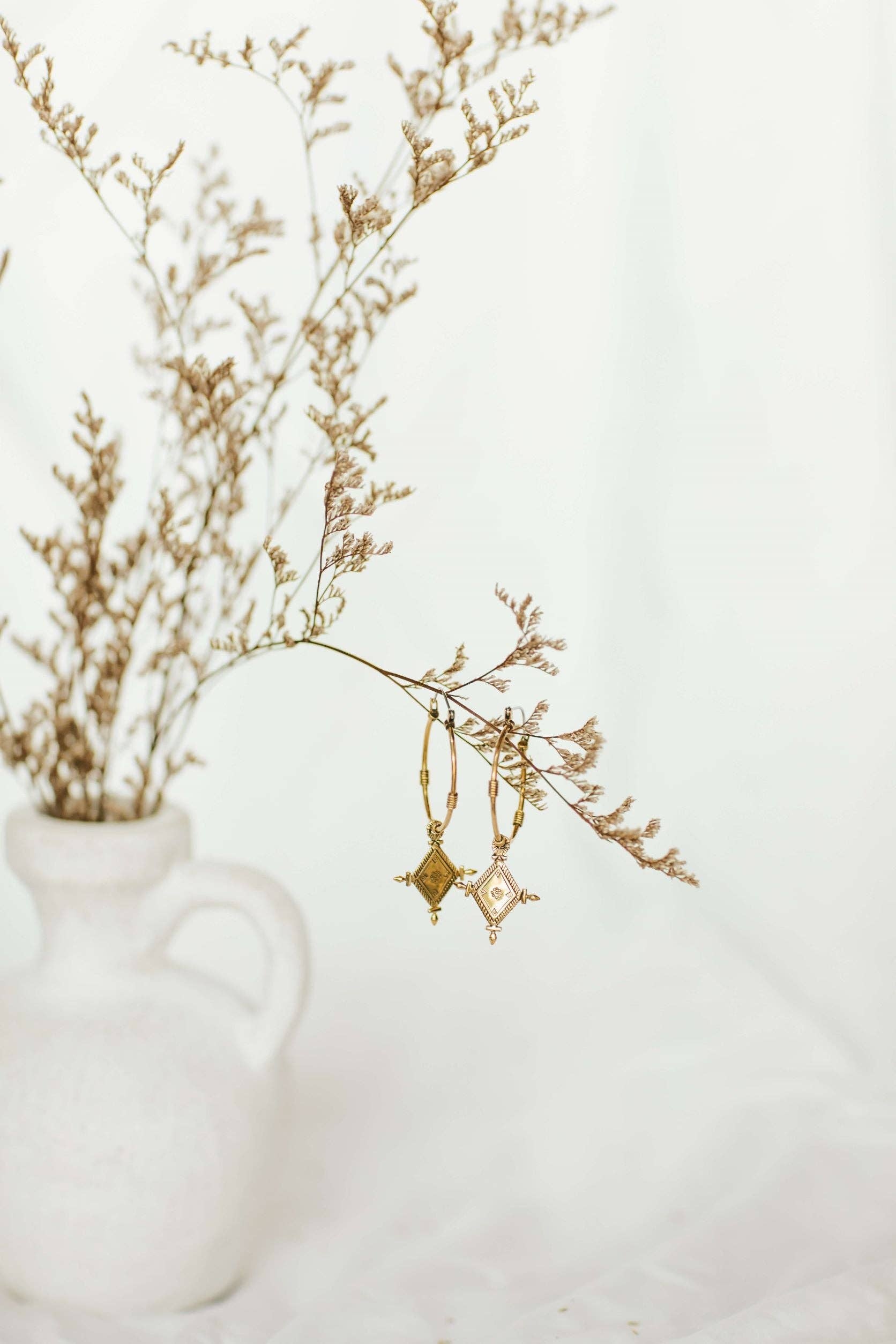 Nakila Collective – wholesale Hoop-örhängen – Stora Imani-örhängen i mässing med berberinspirerad diamantformad berlock3