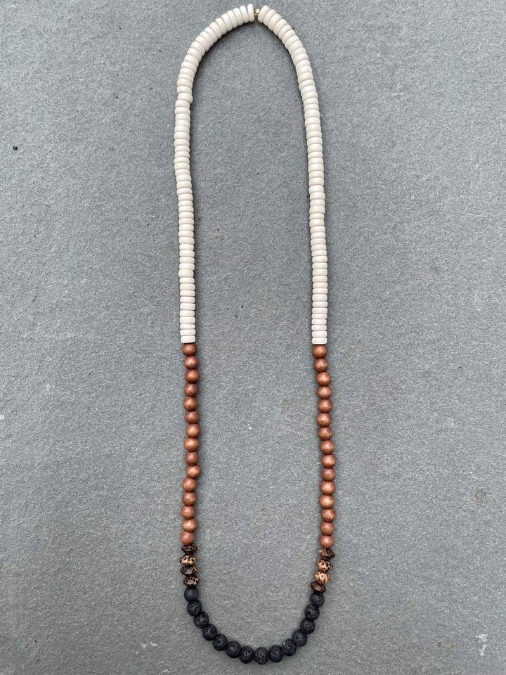 Collier en bois et pierre marron avec pierre de lave noire pour la vente par Seyyah