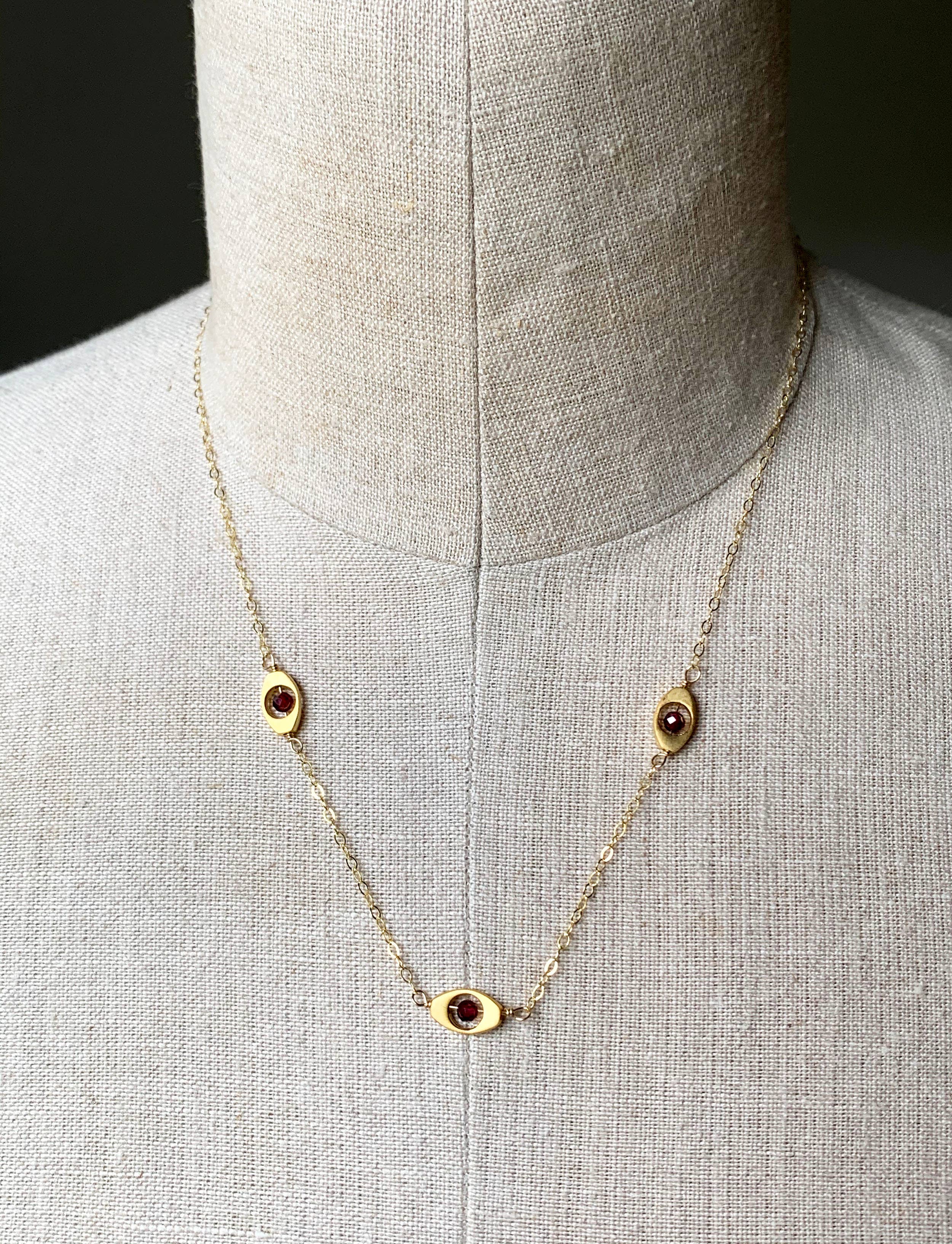 Laura Stark Designs - Vendita all'ingrosso Collana con ciondolo/pendaglio - Collana con Occhio di Granato | Collana di Granato2