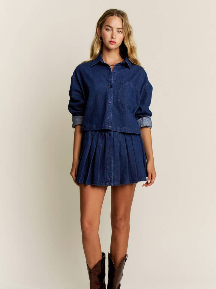 Gonna pantaloncino in denim con bottoni frontali integrati. per la vendita all'ingrosso da parte di Lara Daisy