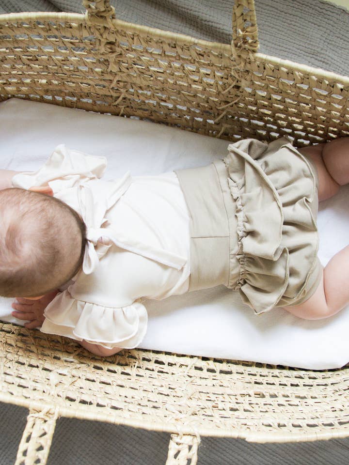 Bloomers beige scuro con volant, modello flutter per la vendita all'ingrosso da parte di Petiteaude