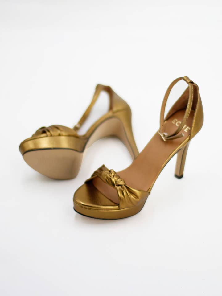 Sandali dorati MOA per la vendita all'ingrosso da parte di Ecue