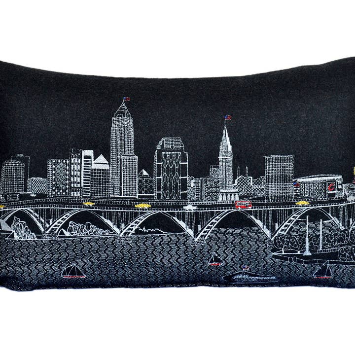 Oreiller Prince Cleveland 24 x 14 po pour la vente par Beyond Cushions Corporation