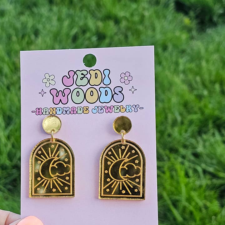 Himmelska gyllene tarotstils måne- och molnörhängen för wholesale av Jedi Woods LLC