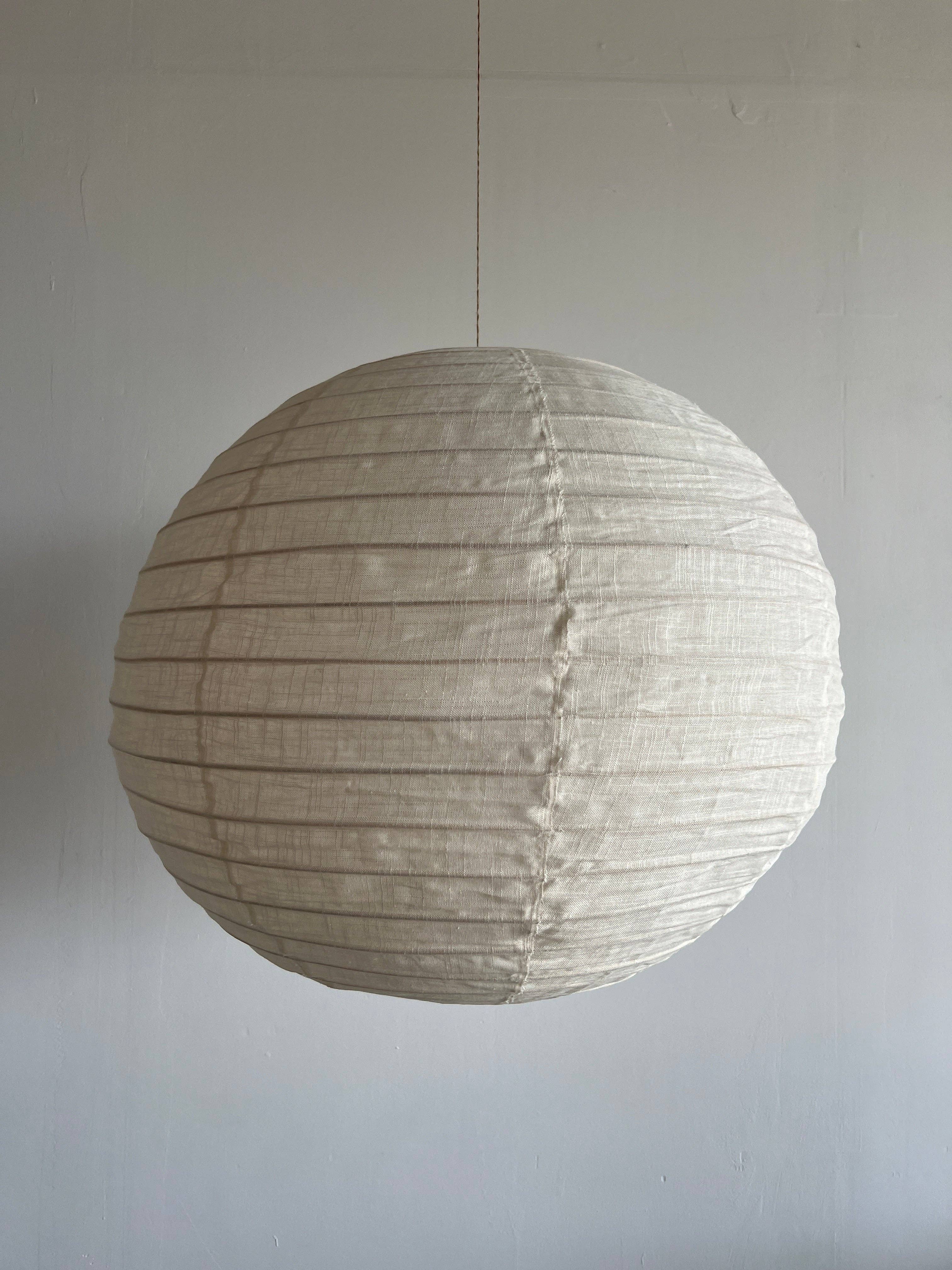 Office Objets - Wholesale Chandelier/Hanging Light - Medium round Japanese-style pendant light in rattan and natural linen D:4042