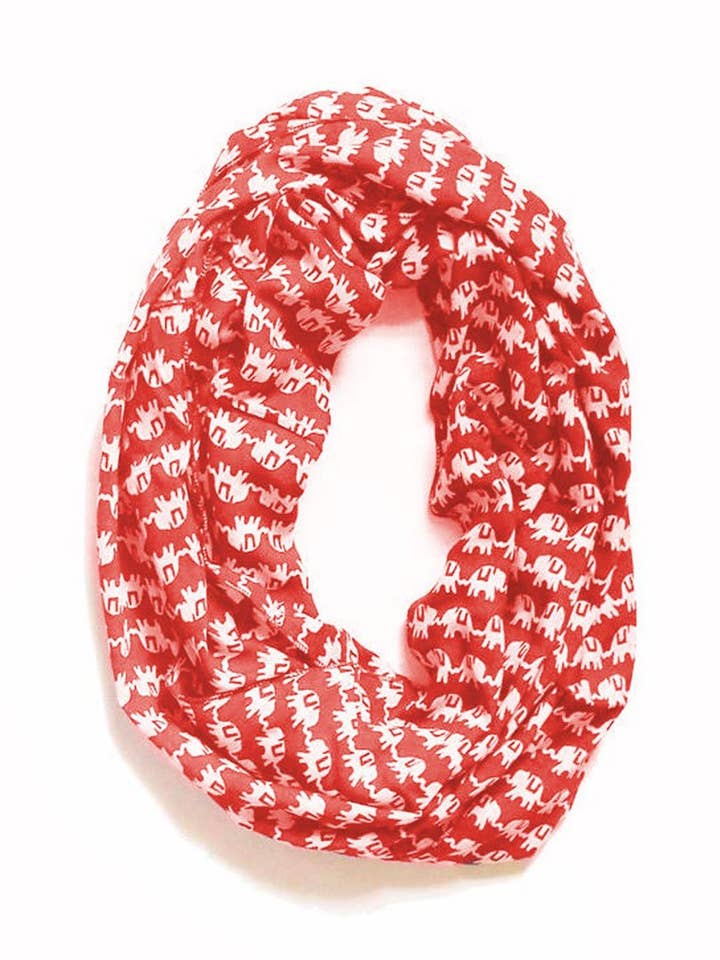 Écharpe Infinity Eléphants Kissing en rouge crème pour la vente par Symbology