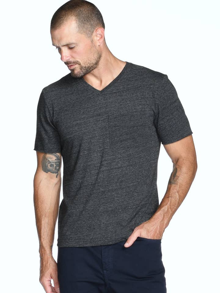 T-shirt à col en V avec grande poche pour homme Princeton pour la vente par Mika Jaymes