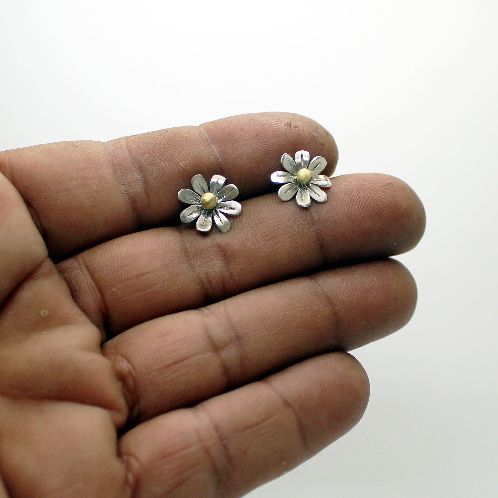 Plataica - Wholesale Stud/Post Earrings - Mini Daisy Earrings in 925 Silver and Brass6