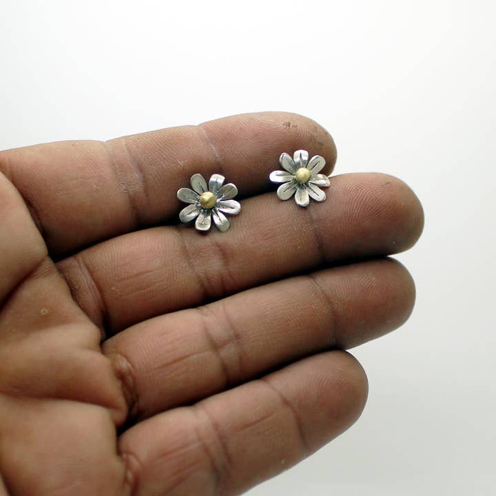 Plataica - Wholesale Stud/Post Earrings - Mini Daisy Earrings in 925 Silver and Brass6