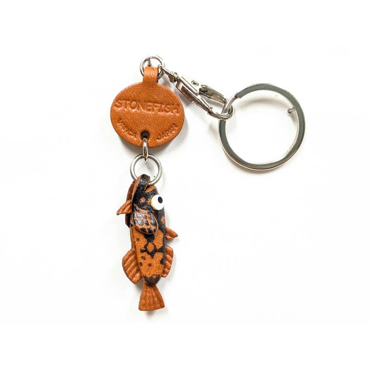 Porte-clés en cuir de poisson-pierre fait main. pour la vente par VANCA CRAFT