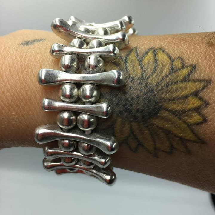Bracelet articulé en vertèbres plaqué argent 1981R pour la vente par Volare