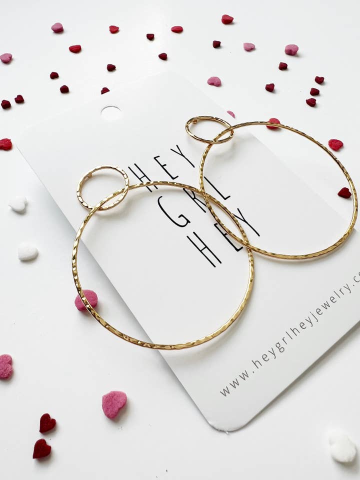 Boucles d'oreilles rondes dorées délicates pour la vente par Hey Grl Hey Jewelry