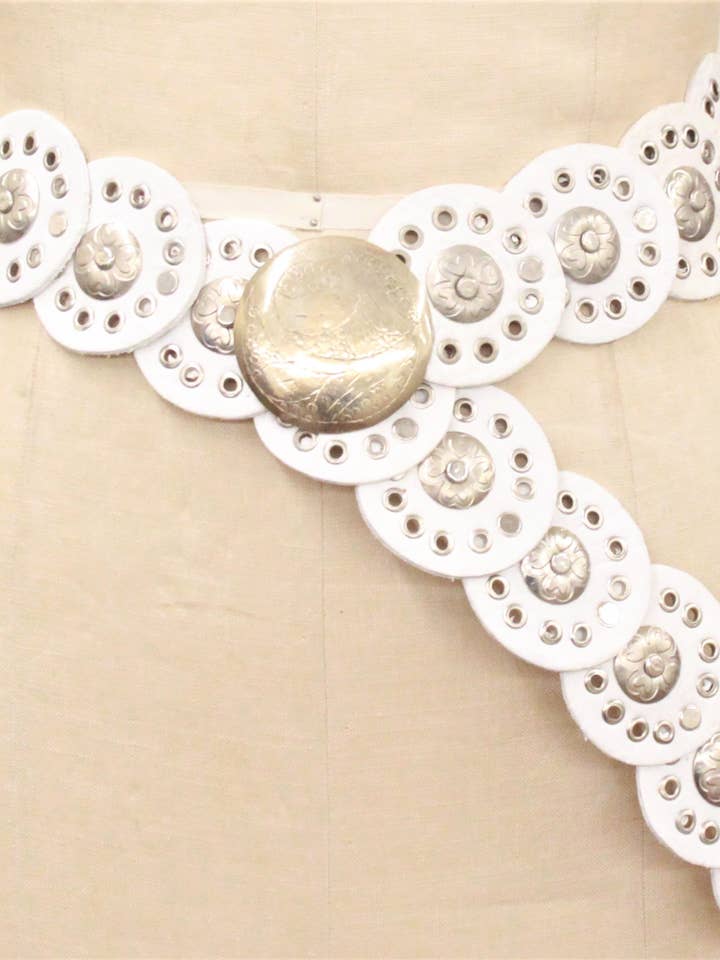 B105 White for wholesale by DAIRI