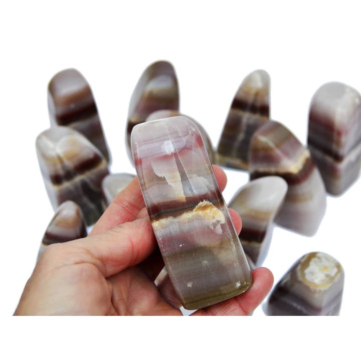 Kaia & Crystals – wholesale Andlig sten/kristall – Naturlig rosa bandad onyx i fri form (100–400 g)1
