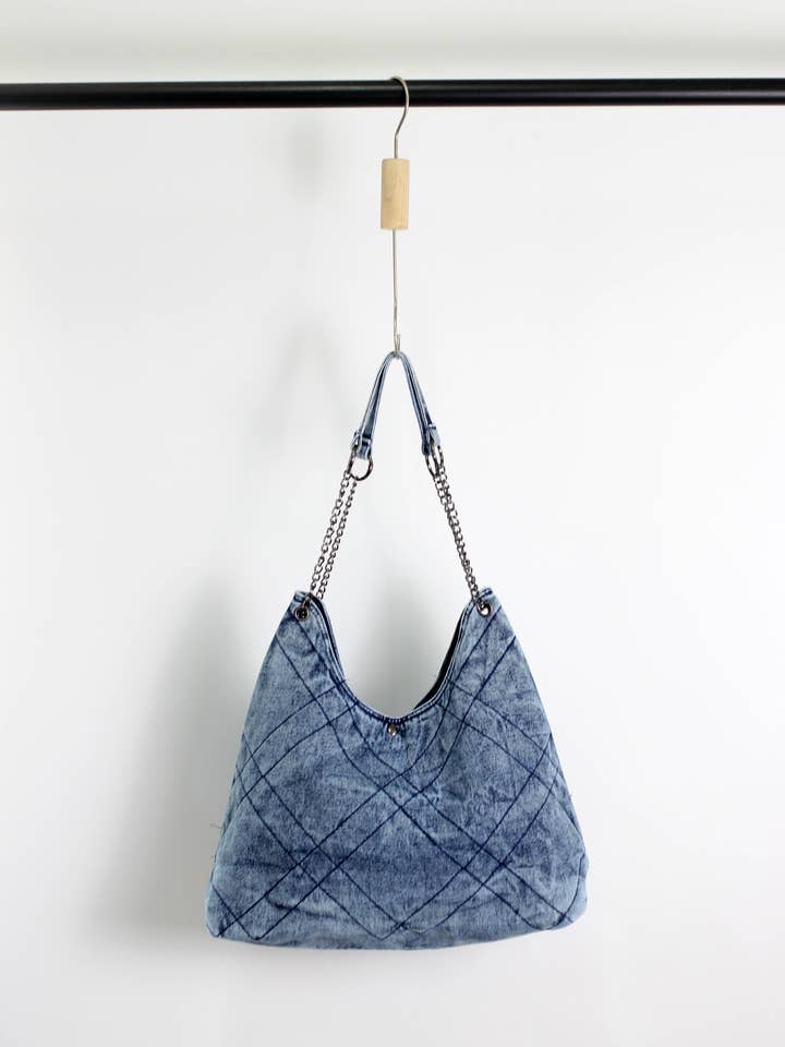 A2507KW75956 - Quiltet skuldertaske med kæderem for engroshandel hos Esley Accessories