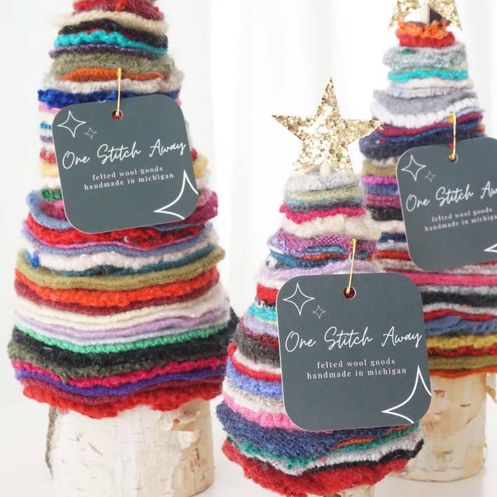 One Stitch Away - Vendita all'ingrosso Decorazione natalizia - Set albero di Natale in lana infeltrita | Grande, Medio, Piccolo