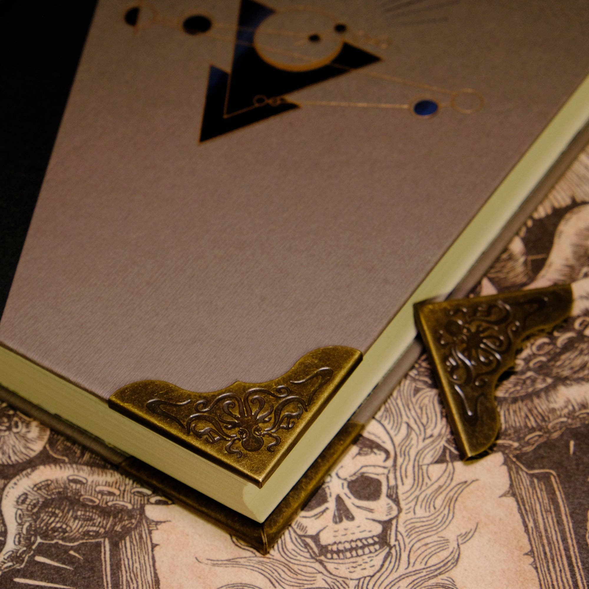 Vermilion Collection - Wholesale Bookmark - Bookworms from Shaggai Cthulhu Metal Book Corners4