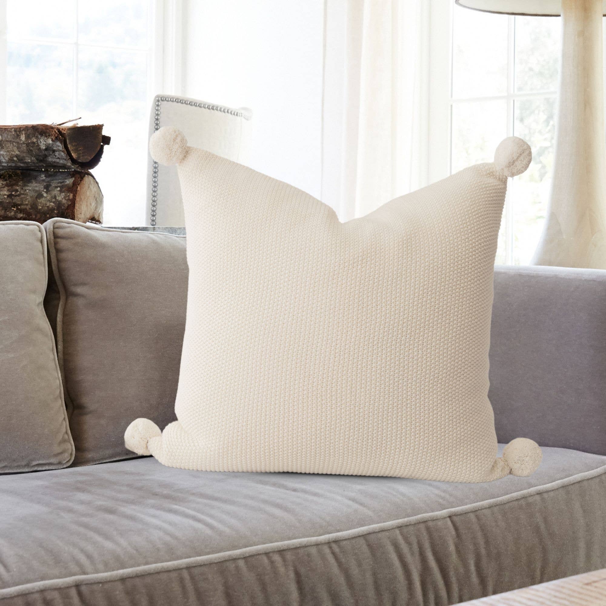 Off-White Aria bomullsstickad kuddeöverdrag med pompoms - mysigt, dekorativt för wholesale på Faire1