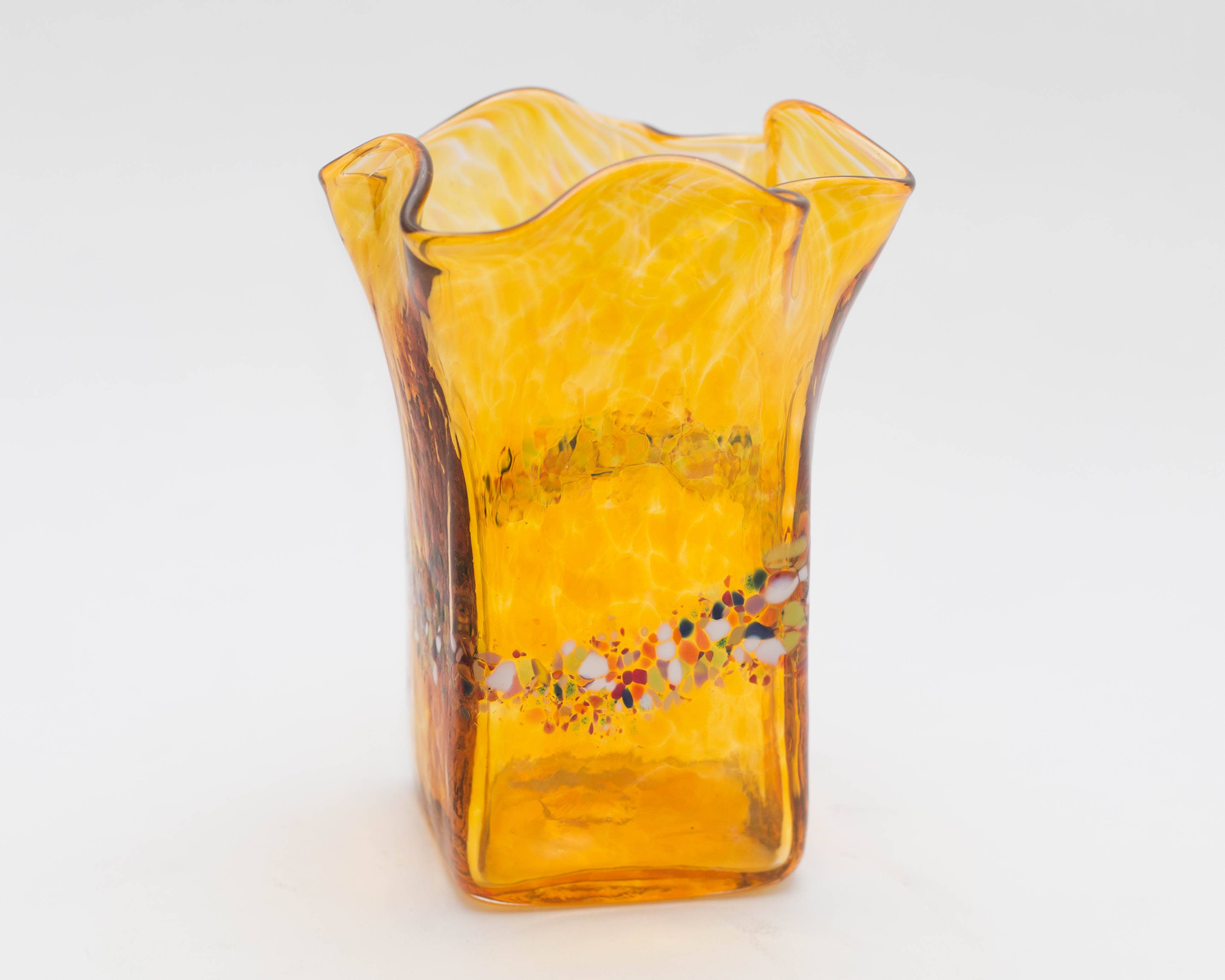 Slow Burn Glass Studio LLC – Großhandel Vasen – Vase aus handgeblasenem Glas mit Rüschen1