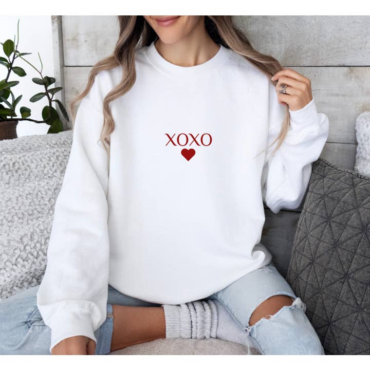XOXO heart white Crew Sweatshirt, Red Valentine Crew Sweater for wholesale by Hunter Kouture
