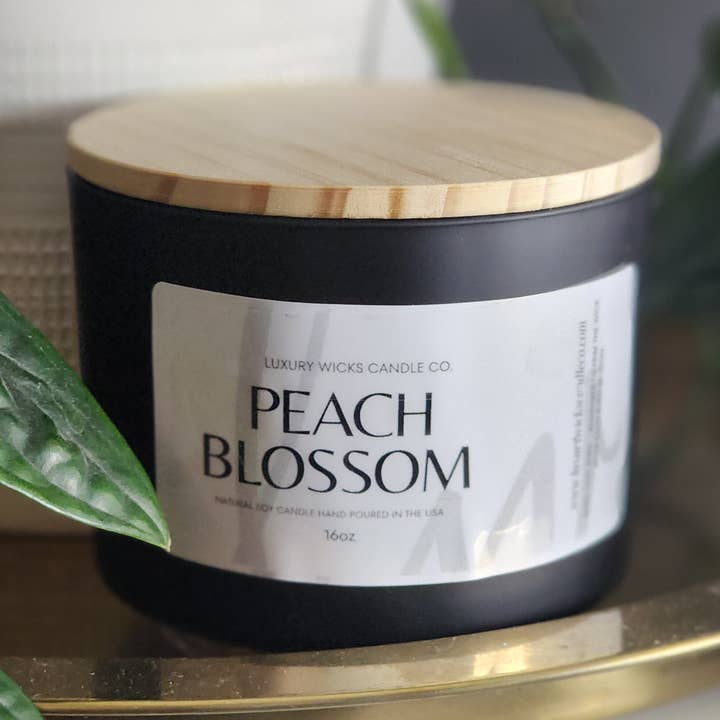 Fleur de pêcher pour la vente par Luxury Wicks Candle Co.