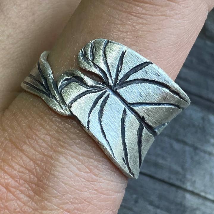 Anneau enroulé Anthurium Warocqueanum pour la vente par J.Mancarella Jewelry