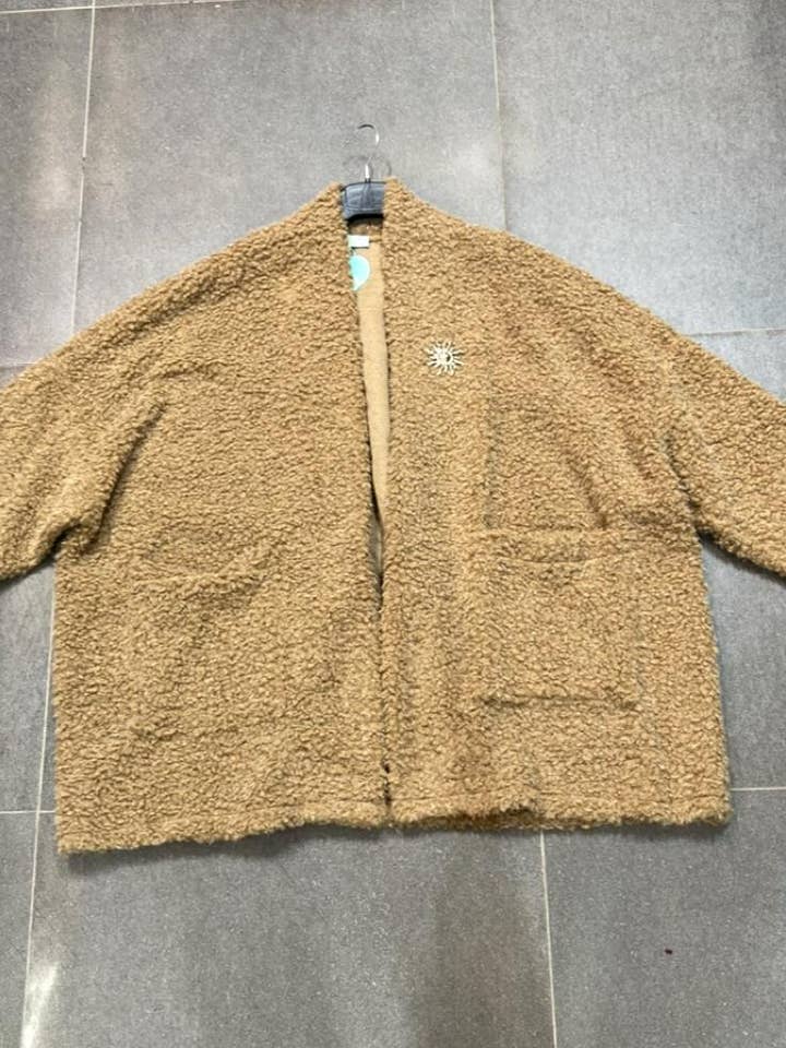 cfashion - Wholesale Outerwear Vest - Women's - large size fur vest with pocket and brooch5