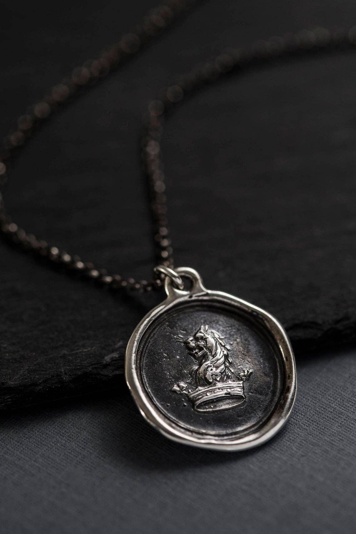 Plum and Posey - Venta al por mayor Collares con colgantes/abalorios - Coraje a soñar, león y corona — collar con sello de cera4