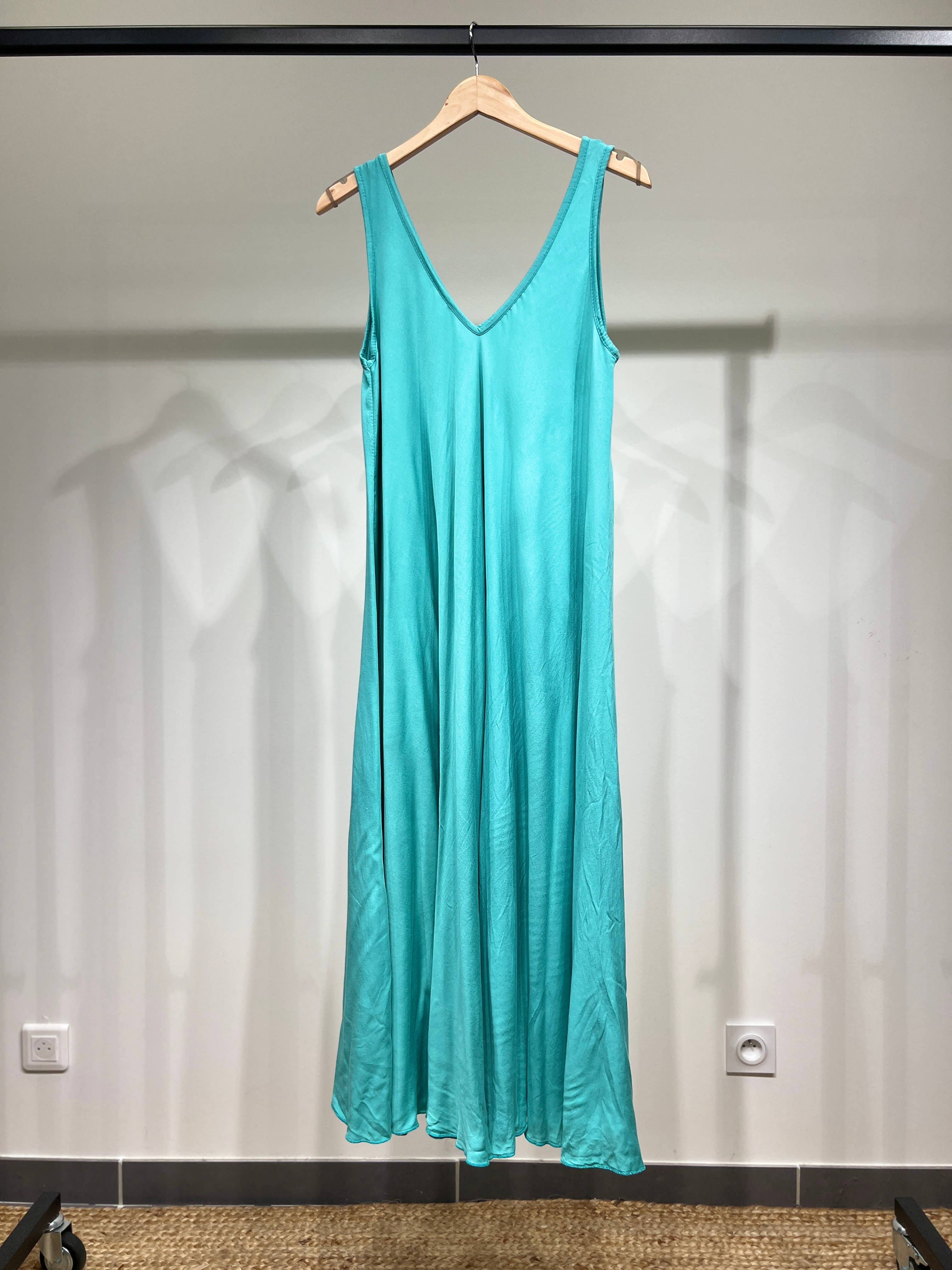 L'Emotion – Großhandel Kleid – Damen – Maxikleid mit V-Ausschnitt und breiten Trägern21