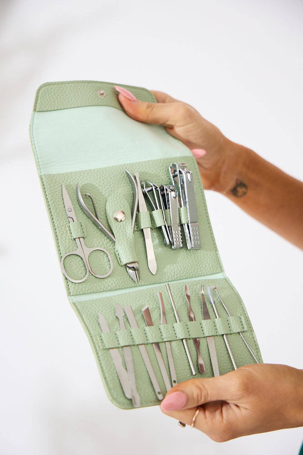 Nakoa The Label - Wholesale Nailcare set - Vegan PU Leather Manicure Set - Light Green0