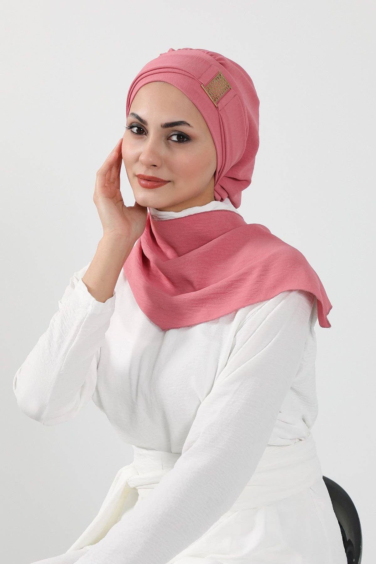 Aisha's Design – wholesale Hijab – Women’s – Modest Fashion Instant Aerobin Turban with Leopard Pattern Accessory, Pre-Tied Aerobin Hijab with Chic Metal Accessory,HT-11A25