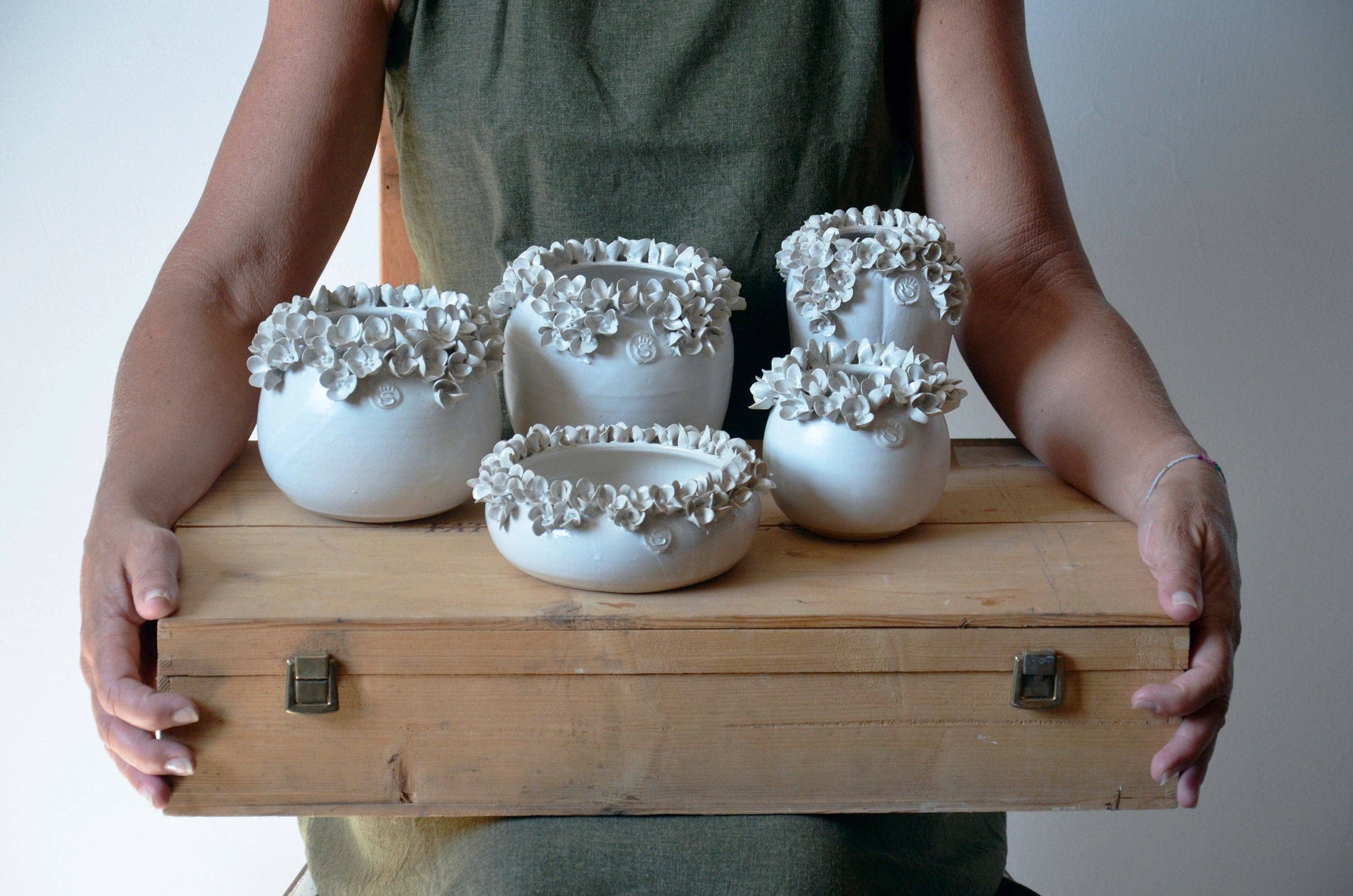 L'Officina – wholesale Vase – Hydrangea - Small white spherical stoneware vase with hydrangea flowers5