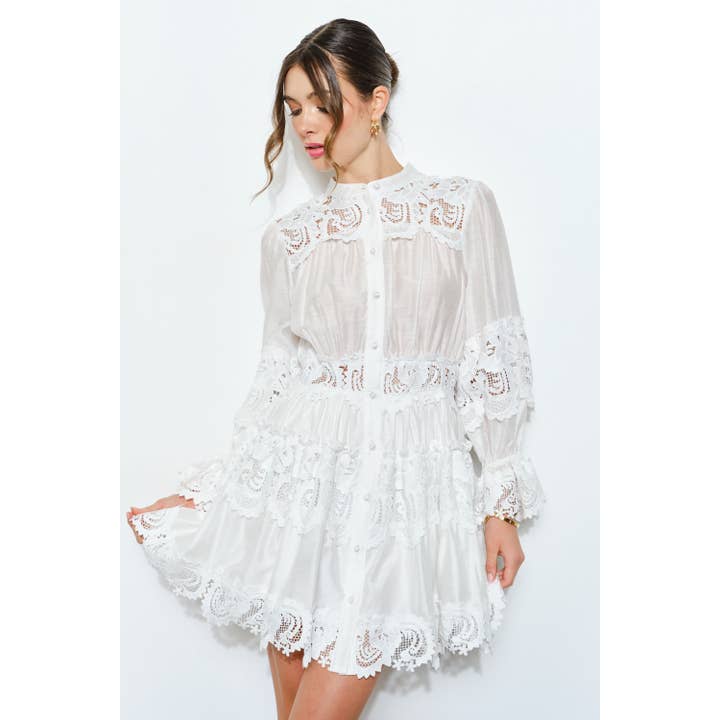 Delikat miniklänning med spetsdetaljer och knappar framtill för wholesale av INA