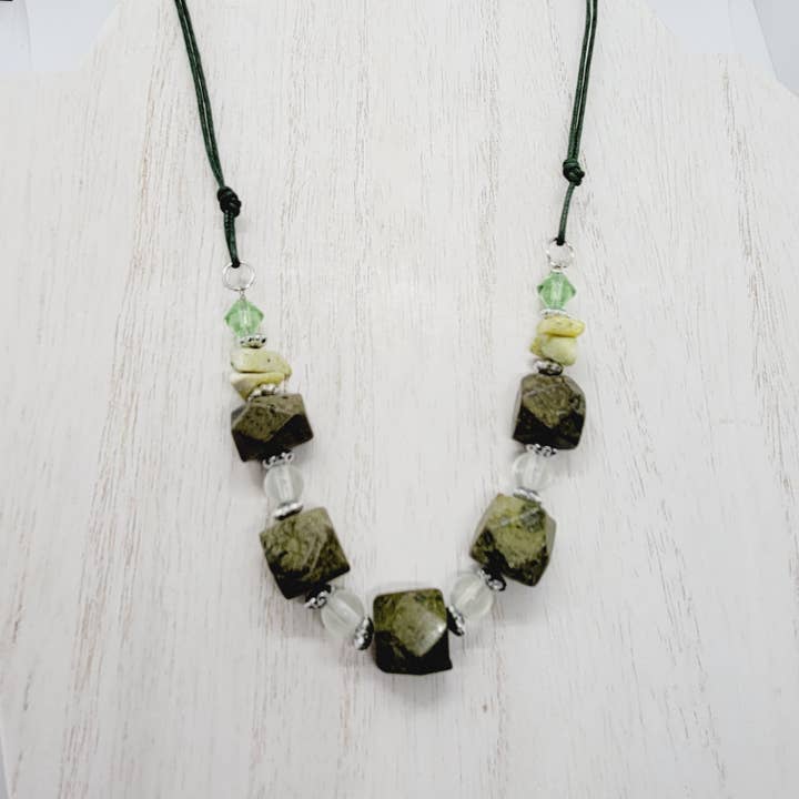 The Raven's Edge - Wholesale Beaded/Pearl Necklace - Beaded Serpentine Multi Stone Necklace Cellar Item1