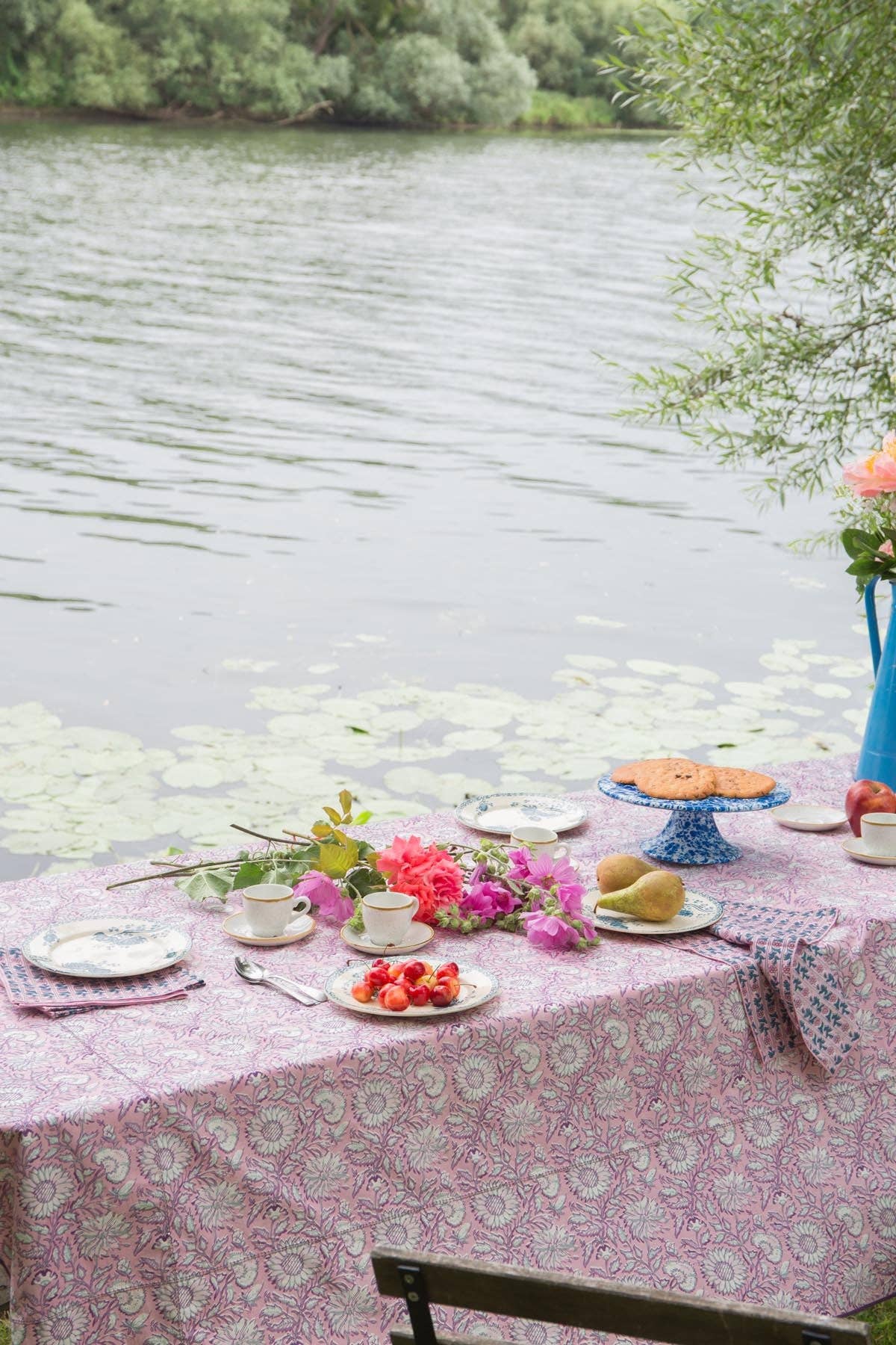 Jardin de Marguerites Roses Carla Tablecloth - flowers - pink - purple for wholesale on Faire0