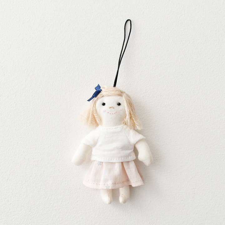 Lanière pour téléphone mini poupée « Miss Margaret » — 1 pièce (minimum 10 pièces) pour la vente par CHECK&STRIPE