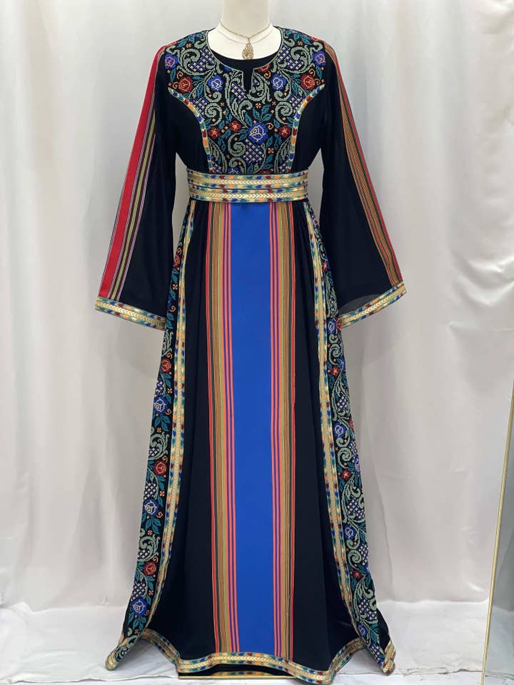 Haya Broderad Majdalawe Klänning Thoub i Modest Mode för wholesale av Palestinian Elegance