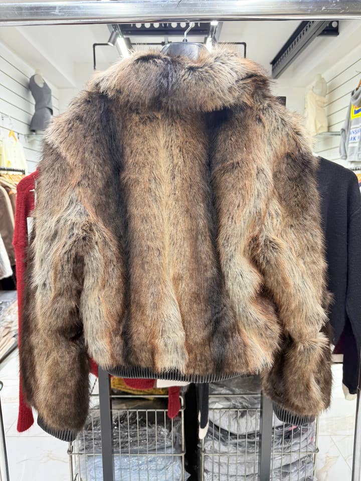 Chilli Girl Collection - Wholesale Fur/Faux Fur Coat - Women's - Standard collar faux fur coat with zip5