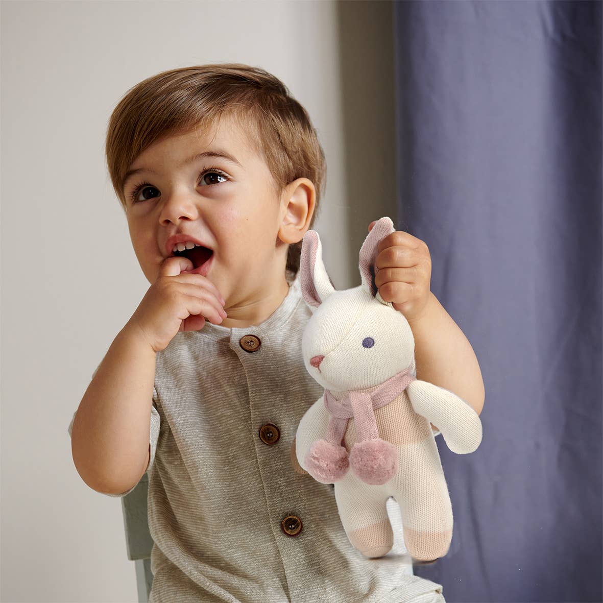 ThreadBear Design UK/EU – Engroshandel Svøbsæt - Baby – Baby Threads Bunny Cream Gave - økologisk rangle + nusseklud3