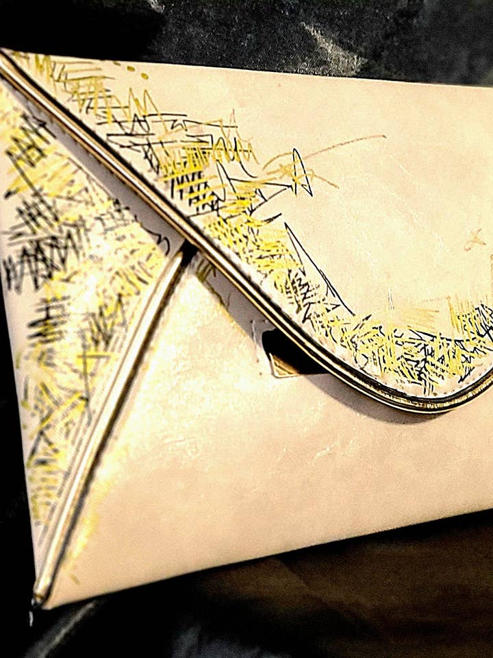 Pochette à enveloppe Graffiti pour la vente par Kissed by BO