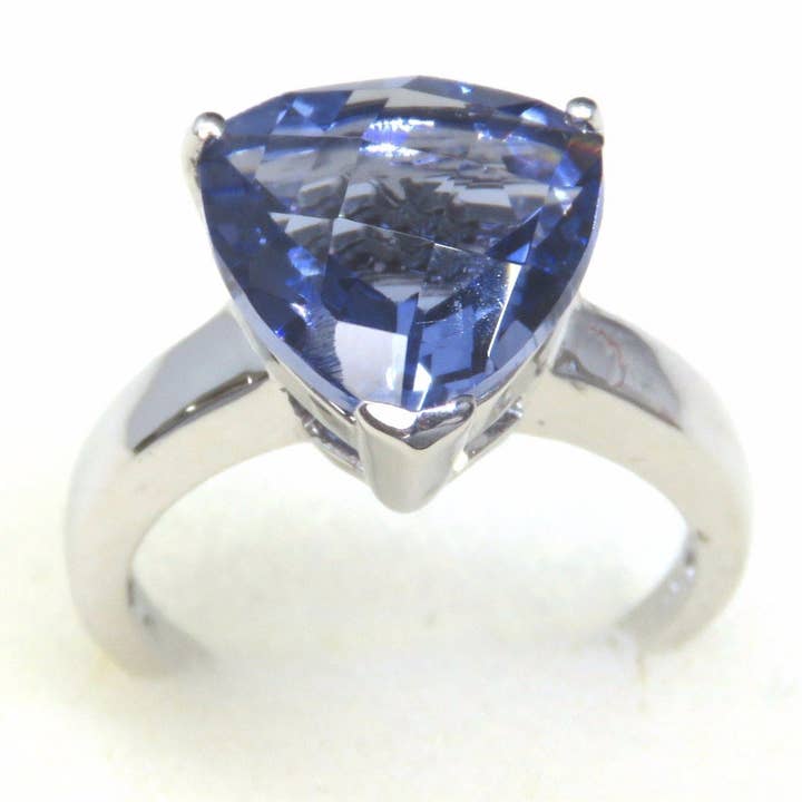 Klassischer Mt St Helens Helenit Trillion Solitärring für den Großhandel von Twan Kee Jewelry