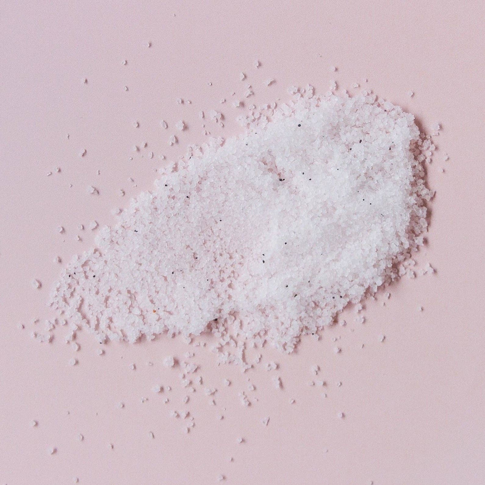 Summer Salt Body - Vente Gommage/exfoliant pour le corps - Gommage au sel, bois de santal et gousse de vanille, pot de 350 g1