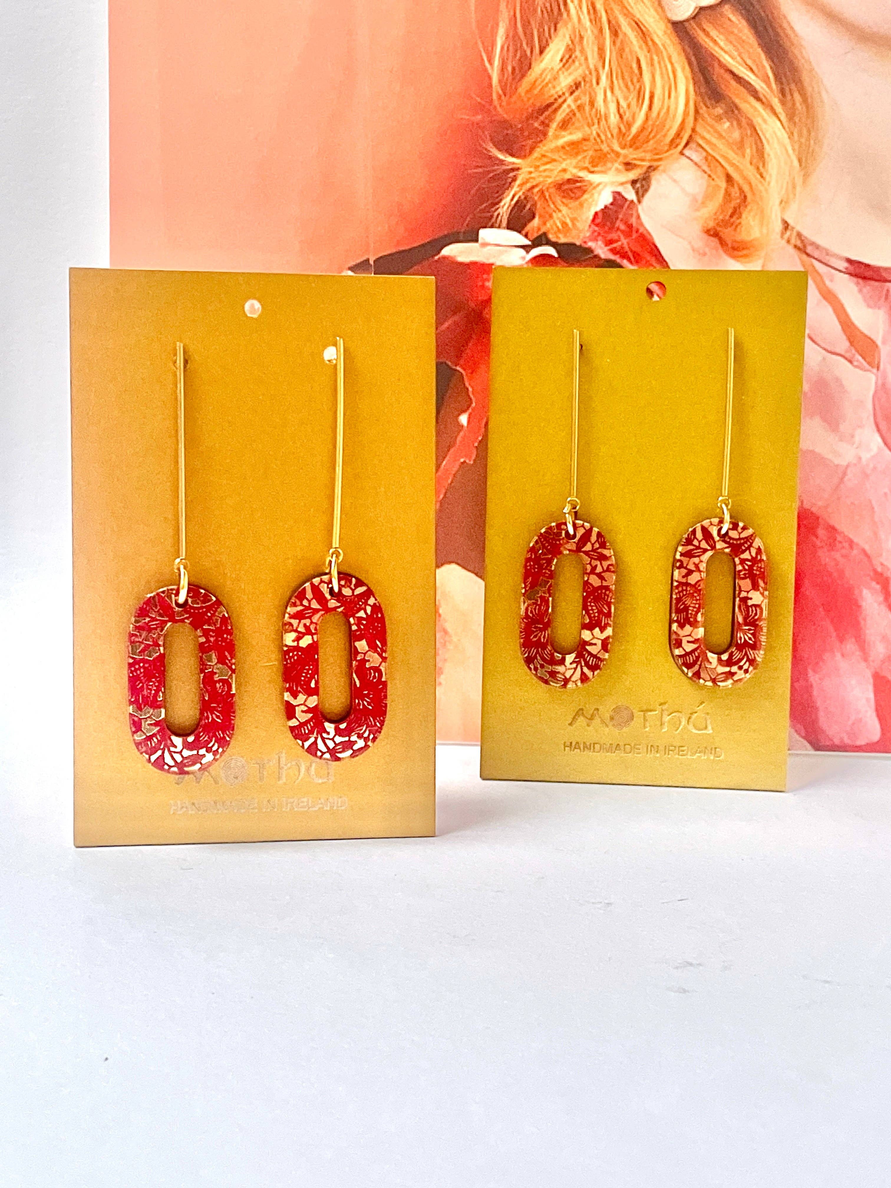 Mothú Jewellery - Venta al por mayor Pendientes colgantes - Pendiente colgante, acrílico escarlata y dorado, estampado de encaje, dorado7