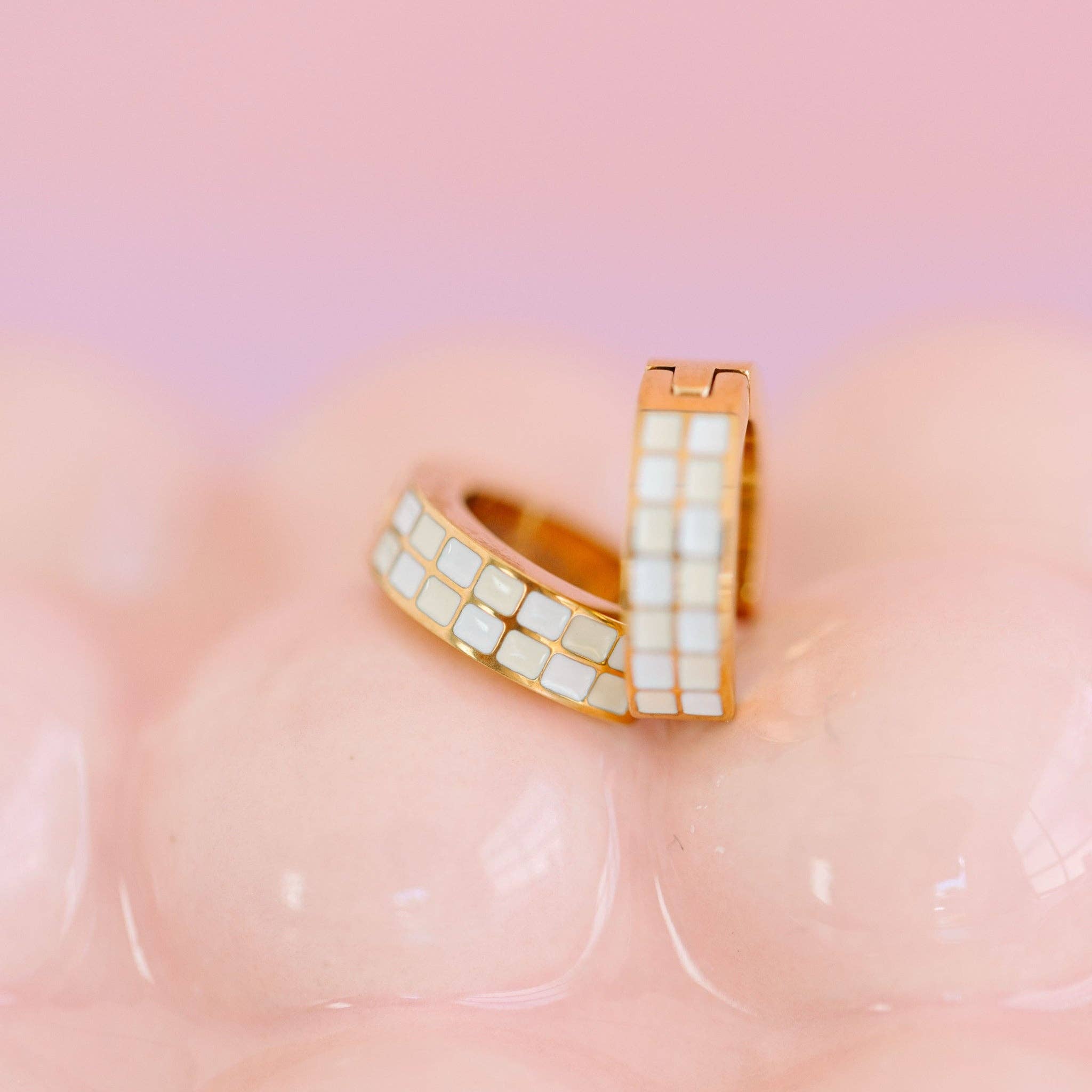 Pierced Co - Wholesale Huggie oorbellen - Crème Geruite Huggies1